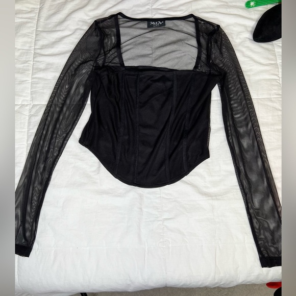 NWOT Mesh sleeve cropped too long sleeve - Picture 2 of 6